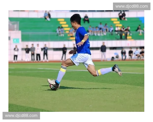 哈尔滨高中足球联赛激情开赛 学子挥洒汗水展现青春风采 哈尔滨高中足球联赛激情开赛 学子挥洒汗水展现青春风采
